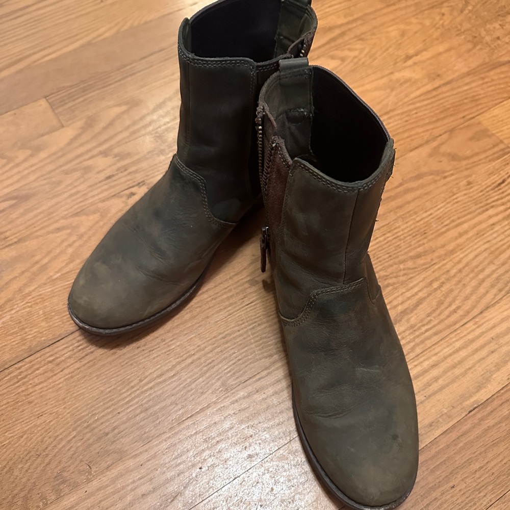 Women's TEVA Ellery Waterproof Ankle Boots Olive Green Size 7.5